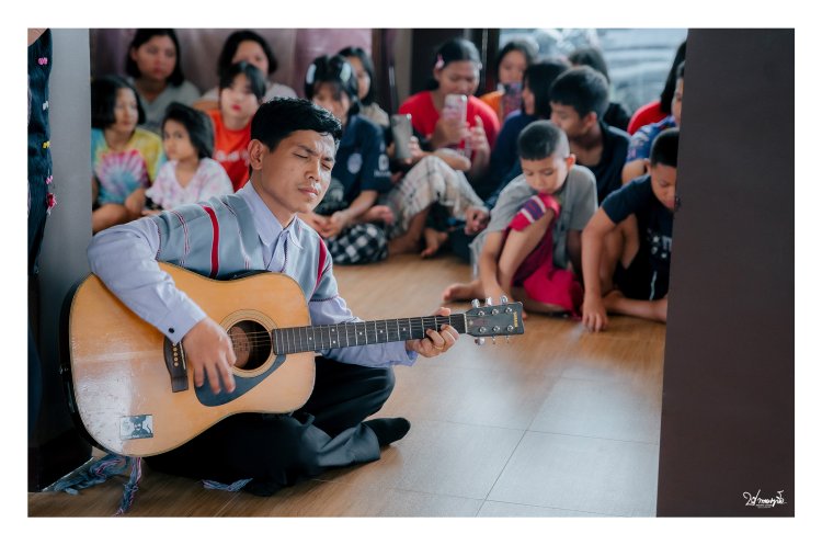 รูปครอบครัว ถ่ายรูปครอบครัว ถ่ายรูปทำบุญบ้านใหม่ ถ่ายรูปบ้านใหม่ ถ่ายรูปทำบุญบ้าน ฉลองบ้านใหม่ ช่างภาพแม่สอด ช่างภาพกะเหรี่ยง วีดีโอแม่สอด ปากาญอสตูดิโอ ถ่ายรูปแม่สอด ถ่ายรูปแม่ระมาด ถ่ายรูปพบพระ ถ่ายรูปขึ้นบ้านใหม่ ถ่ายรูปมงคล