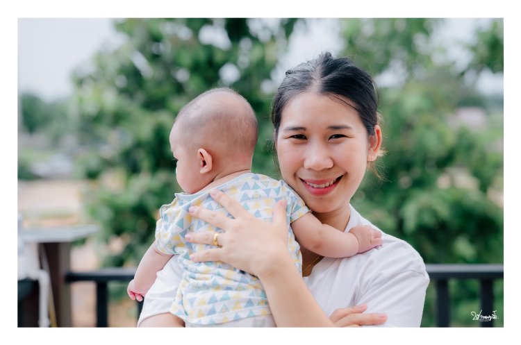 รูปครอบครัว ถ่ายรูปครอบครัว ถ่ายรูปทำบุญบ้านใหม่ ถ่ายรูปบ้านใหม่ ถ่ายรูปทำบุญบ้าน ฉลองบ้านใหม่ ช่างภาพแม่สอด ช่างภาพกะเหรี่ยง วีดีโอแม่สอด ปากาญอสตูดิโอ ถ่ายรูปแม่สอด ถ่ายรูปแม่ระมาด ถ่ายรูปพบพระ ถ่ายรูปขึ้นบ้านใหม่ ถ่ายรูปมงคล