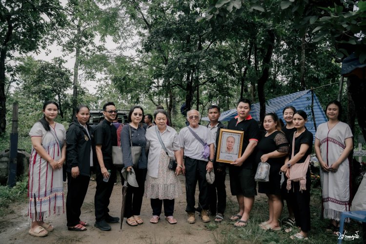 ปากาญอสตูดิโอ studio รับถ่ายภาพ  หาช่างภาพ รับปริญญา ช่างภาพ รับถ่ายภาพ  ถ่ายภาพงานพิธี พิธีไว้อาลัย สีดำ  ถ่ายรูปกัน ถ่ายรูปแม่สอด ช่างภาพแม่สอด ช่างภาพแม่ระมาด ช่างภาพพบพระ ช่างภาพกะเหรี่ยง ฌาปนกิจ พิธีสวดวิญญาณ งานศพของศาสนาคริสต์