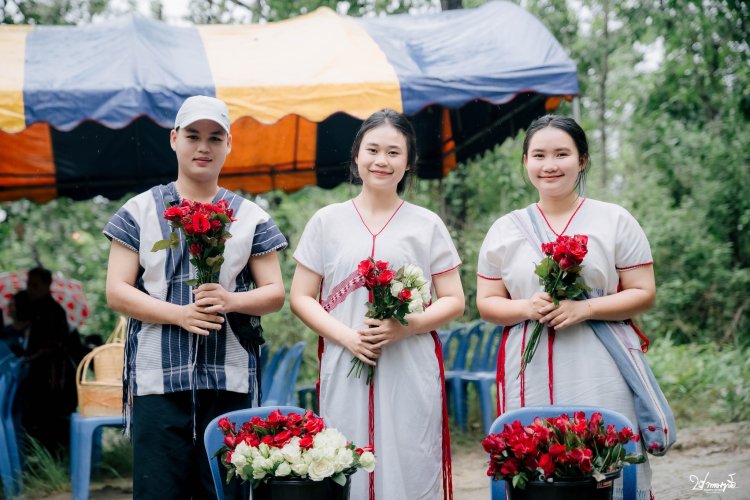 ปากาญอสตูดิโอ studio รับถ่ายภาพ  หาช่างภาพ รับปริญญา ช่างภาพ รับถ่ายภาพ  ถ่ายภาพงานพิธี พิธีไว้อาลัย สีดำ  ถ่ายรูปกัน ถ่ายรูปแม่สอด ช่างภาพแม่สอด ช่างภาพแม่ระมาด ช่างภาพพบพระ ช่างภาพกะเหรี่ยง ฌาปนกิจ พิธีสวดวิญญาณ งานศพของศาสนาคริสต์