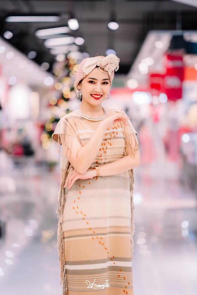 Rose Rojjanaphorn - Kleepo Fashion Show 2023 ครูโรส คนดัง สาวกะเหรี่ยง ชุดกะเหรี่ยง เสื้อกะเหรี่ยง ช่างภาพแม่สอด แม่ระมาด ท่าสองยาง อุ้มผาง โรบินสันแม่สอด 