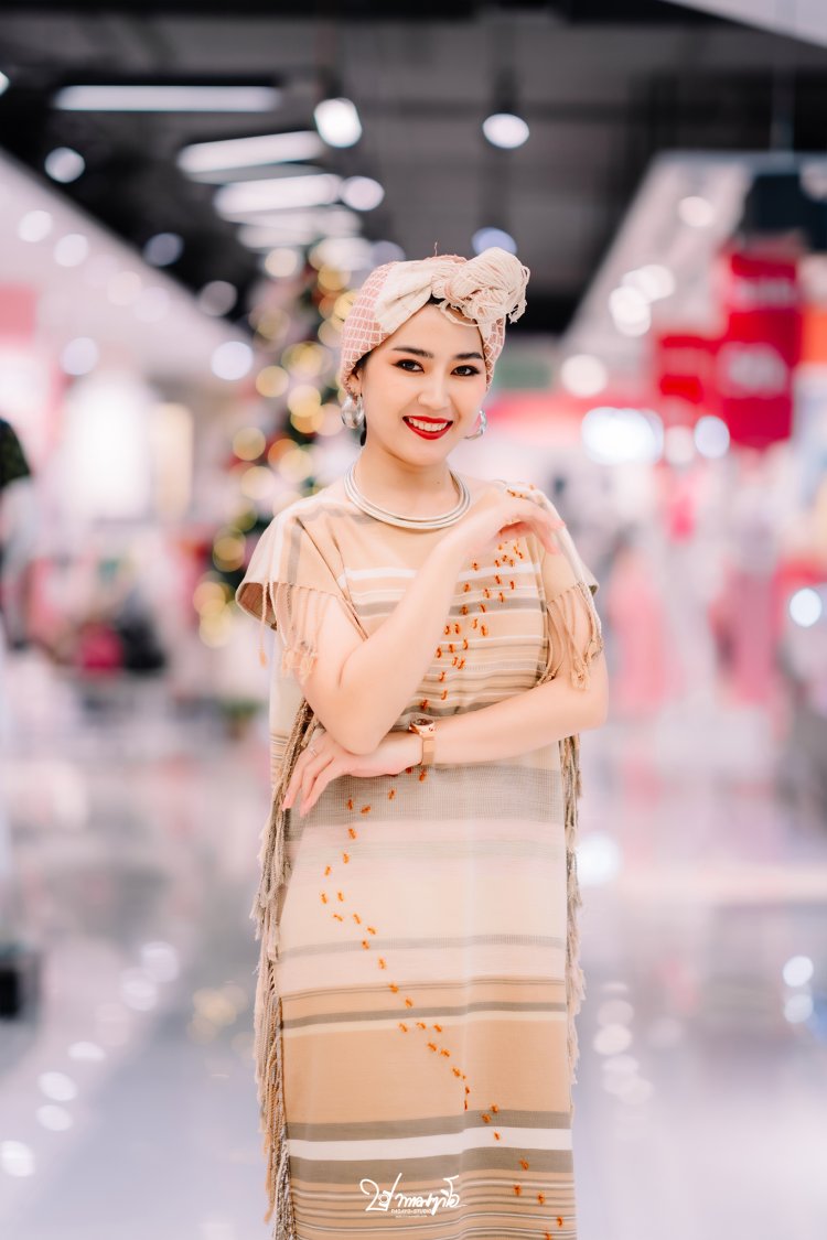 Rose Rojjanaphorn - Kleepo Fashion Show 2023 ครูโรส คนดัง สาวกะเหรี่ยง ชุดกะเหรี่ยง เสื้อกะเหรี่ยง ช่างภาพแม่สอด แม่ระมาด ท่าสองยาง อุ้มผาง โรบินสันแม่สอด 