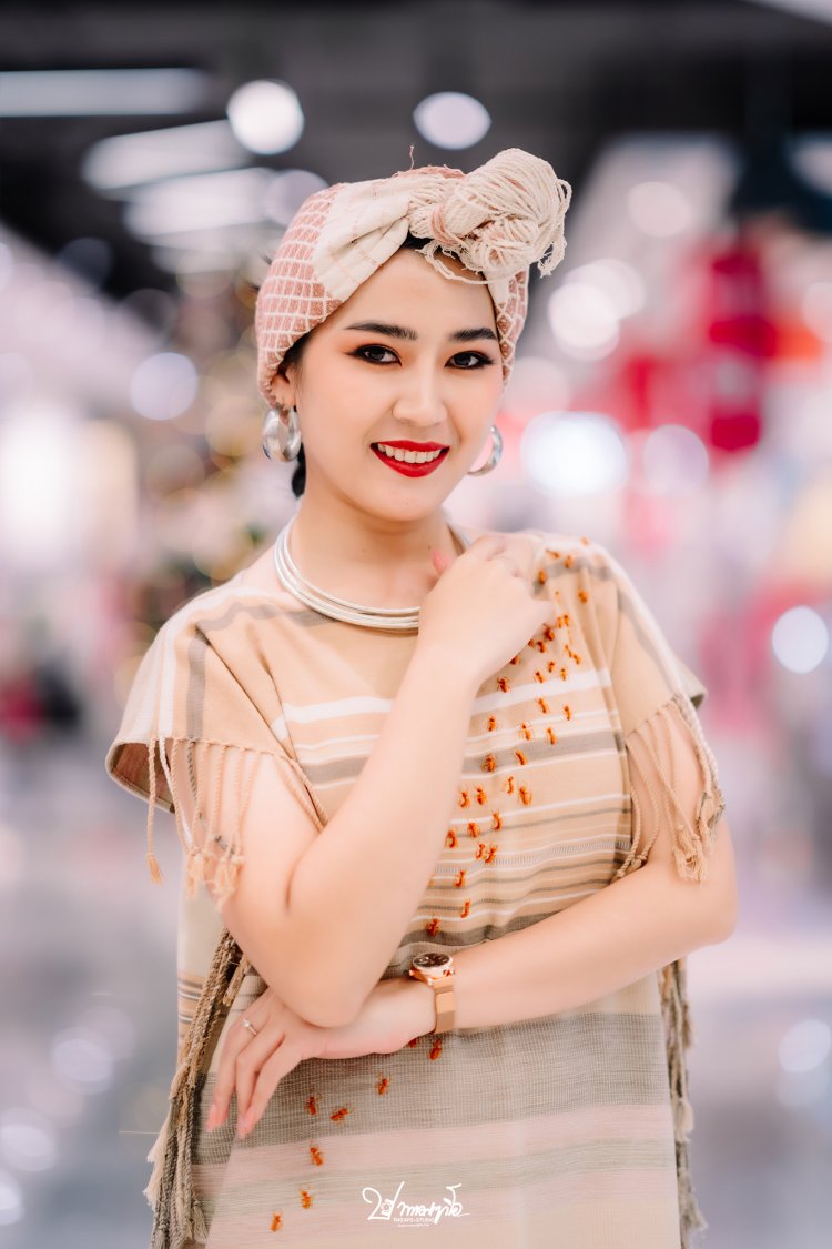 Rose Rojjanaphorn - Kleepo Fashion Show 2023 ครูโรส คนดัง สาวกะเหรี่ยง ชุดกะเหรี่ยง เสื้อกะเหรี่ยง ช่างภาพแม่สอด แม่ระมาด ท่าสองยาง อุ้มผาง โรบินสันแม่สอด 