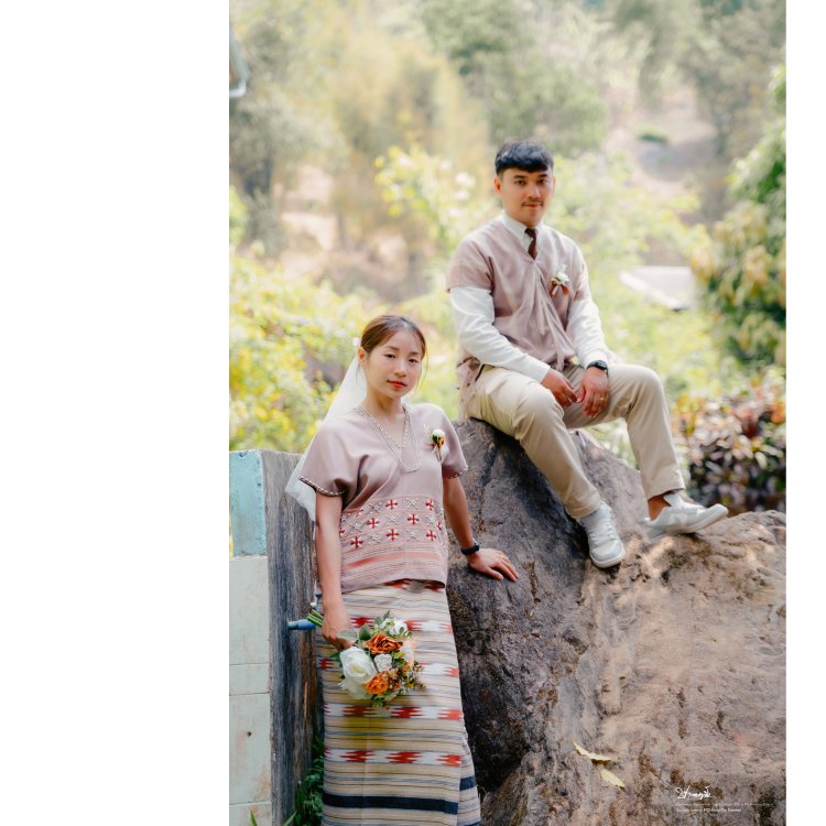 เจ้าบ่าวเจ้าสาวชาวกะเหรี่ยงในชุดพื้นเมืองระหว่างพิธีแต่งงาน