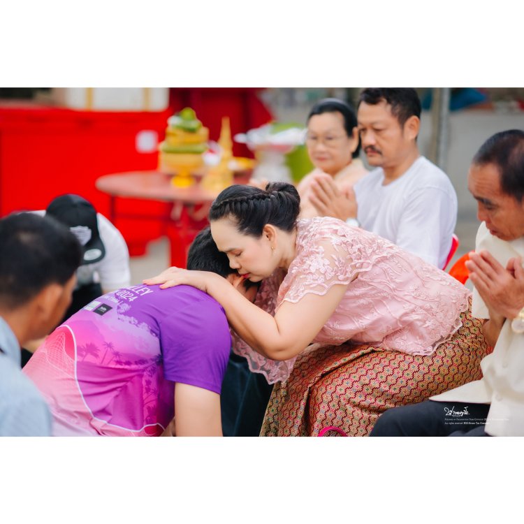นาคกราบลาพ่อแม่อย่างซาบซึ้งในพิธีวันบวช