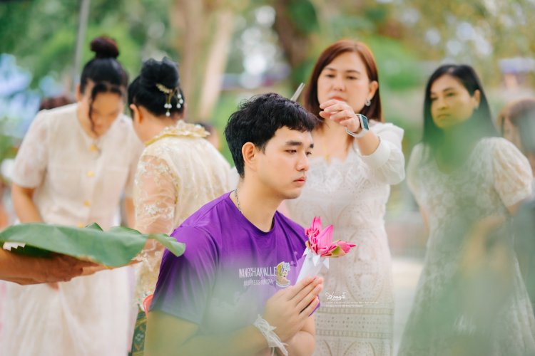 ช่างภาพจับภาพช่วงโกนผมนาค ณ วัดส้มเกลี้ยง จังหวัดตาก