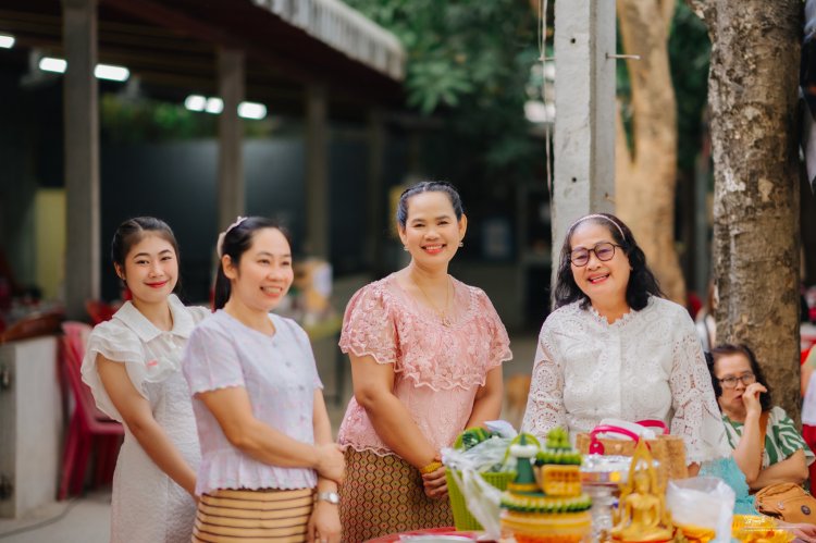 ญาติมิตรและครอบครัวร่วมอนุโมทนาในพิธีบวช