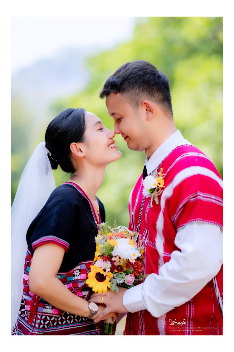 ภาพเจ้าบ่าวเจ้าสาวกะเหรี่ยงในพิธีแต่งงานที่ท่าสองยาง