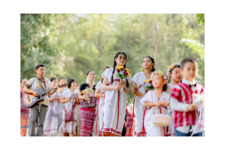 กลุ่มแขกแต่งกายพื้นเมืองร่วมงานแต่งที่ท่าสองยาง เพื่อนเจ้าสาว