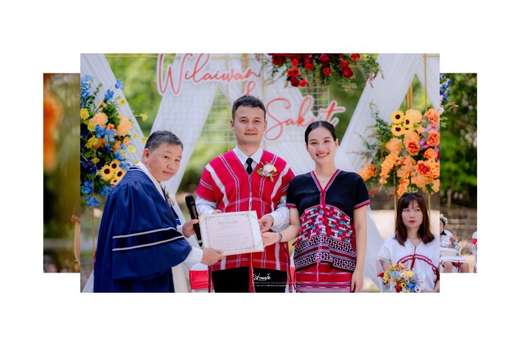 ภาพคู่รักในชุดแต่งงานกะเหรี่ยงรับใบสมรส