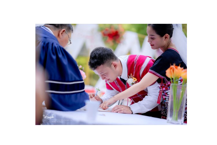 ภาพคู่รักในชุดแต่งงานกะเหรี่ยงลงชื่อสมรส