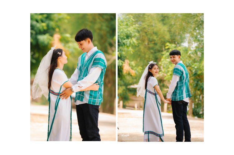 เจ้าบ่าวเจ้าสาวยืนเคียงกันกลางหมู่บ้านกะเหรี่ยง