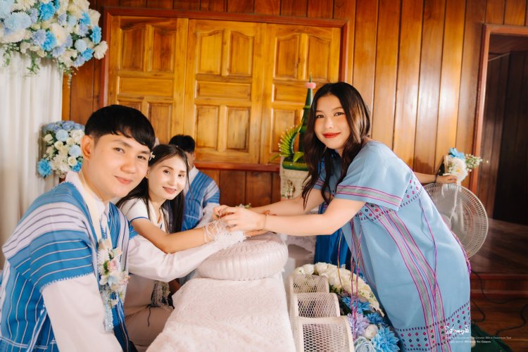ภาพแขกในชุดพื้นเมืองร่วมงานแต่งบ้านแสมใหญ่