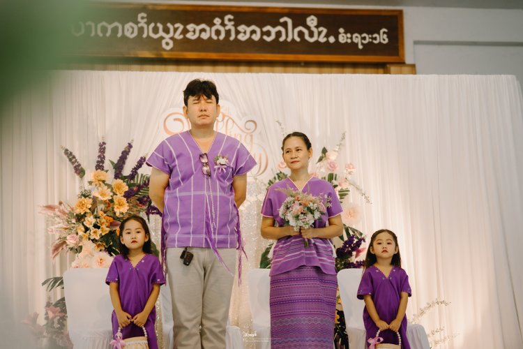 ภาพจับมือคู่รักที่ผ่านเรื่องราวร่วมกันมา 25 ปี