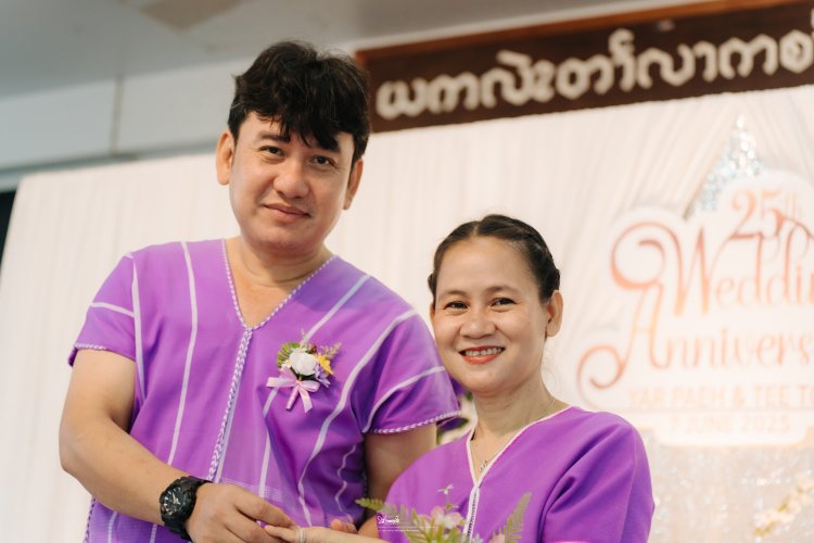 ภาพจับมือคู่รักที่ผ่านเรื่องราวร่วมกันมา 25 ปี