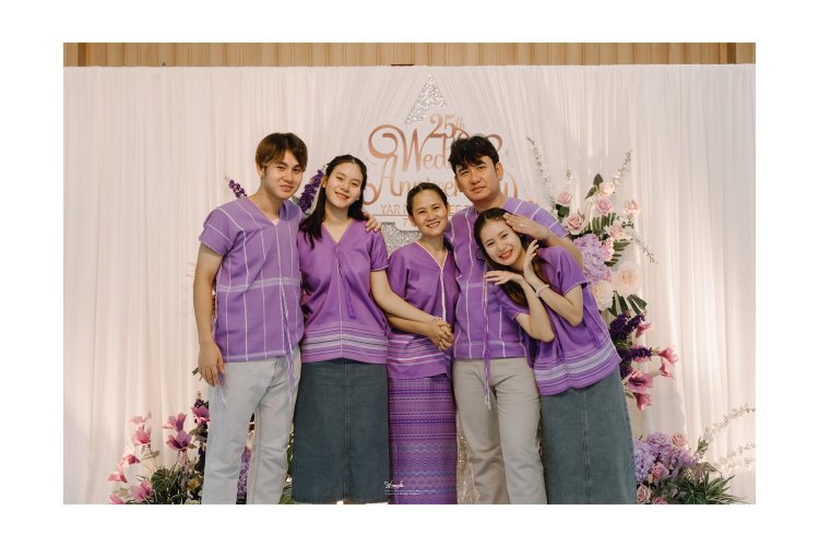 ภาพครอบครัวร่วมยินดีในงานครบรอบแต่งงาน 25 ปี
